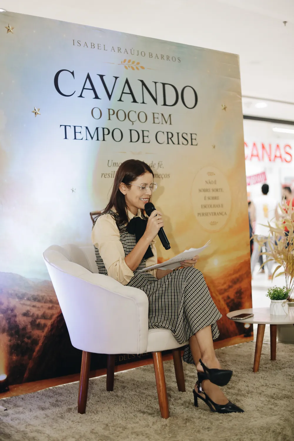 Isabel Araújo Barros lendo um trecho do livro no evento de lançamento